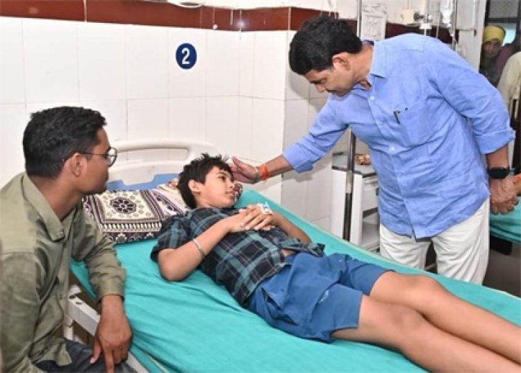 राजस्व मंत्री ने अस्पताल पहुँचकर घायलों से की मुलाक़ात