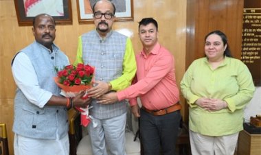 राज्यपाल रमेन डेका से वन अल्फाबेट फाउंडेशन के पदाधिकारियों ने की सौजन्य भेंट