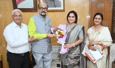 राज्यपाल डेका से छत्तीसगढ़ राज्य केश शिल्प कल्याण बोर्ड की अध्यक्ष ने की सौजन्य भेंट