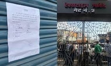 निगम की कार्रवाई से भड़के पंडरी कपड़ा मार्केट के व्यापारियों ने खोला मोर्चा, गेट पर जड़ा ताला
