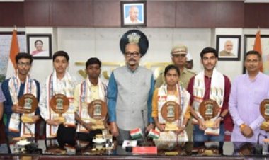 राज्यपाल रमेन डेका से सरस्वती शिक्षा संस्थान के मेधावी विद्यार्थियों ने की मुलाकात