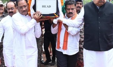मुख्यमंत्री ने शहीद एएसपी आकाश राव गिरपुंजे को दी श्रद्धांजलि: पार्थिव शरीर को कंधा देकर दी अंतिम विदाई