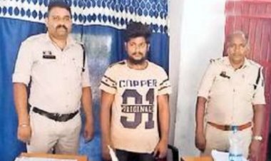आरोपी ने लड़की के पिता को भेजी अश्लील फोटो,पुलिस ने धर दबोचा; तलवार भी की जब्त