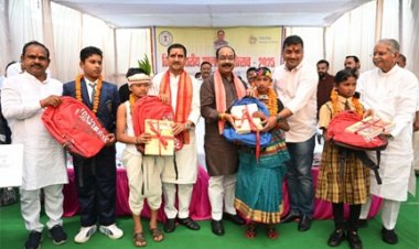 शाला प्रवेशोत्सव में शामिल हुए केन्द्रीय राज्य मंत्री तोखन साहू और उप मुख्यमंत्री अरुण साव