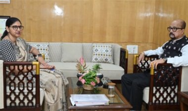 राज्यपाल डेका से खाद्य नागरिक आपूर्ति विभाग के सचिव सुश्री कंगाले ने सौजन्य भेंट की