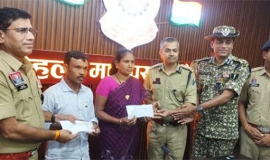 माओवादी दंपति ने किया आत्मसमर्पण