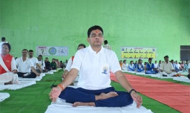 राजस्व मंत्री टंकराम वर्मा के साथ जिलेवासियों ने किया सामुहिक योगाभ्यास