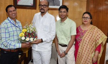 राज्यपाल डेका से भिलाई स्टील प्लांट के डीजीएम ने सौजन्य भेंट की