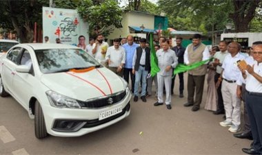 उद्योग मंत्री ने 11 शासकीय वाहनों को हरी झंडी दिखाकर किया रवाना
