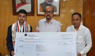 राज्यपाल डेका ने मेधावी छात्र आदित्य का किया सम्मान
