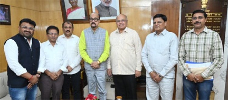 राज्यपाल डेका से अखिल भारतीय व्यापारी परिसंघ ने की सौजन्य भेंट