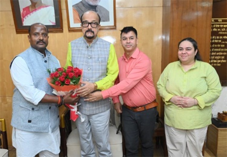 राज्यपाल रमेन डेका से वन अल्फाबेट फाउंडेशन के पदाधिकारियों ने की सौजन्य भेंट