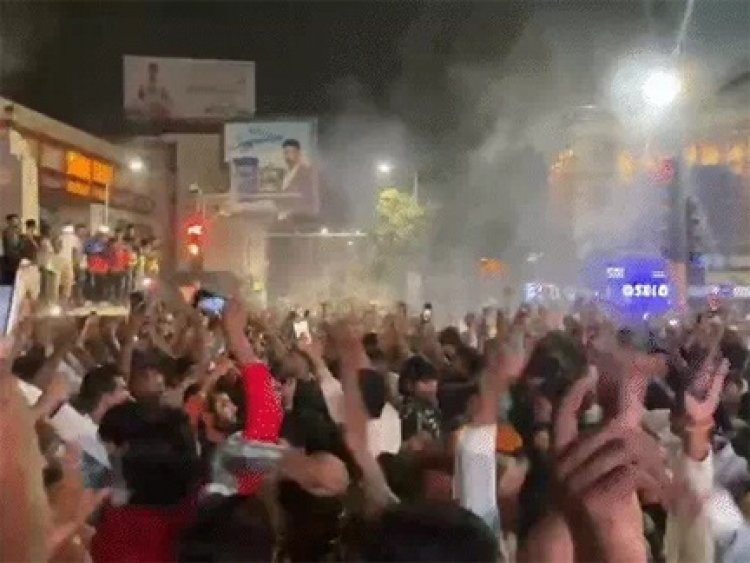 रायपुर में जय स्तंभ चौक पर देर रात जमकर थिरके क्रिकेट फैंस