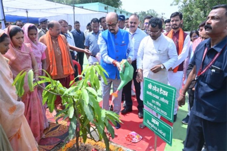 विश्व पर्यावरण दिवस के अवसर पर राज्यपाल डेका ने लगाए पौधे