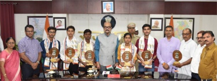 राज्यपाल रमेन डेका से सरस्वती शिक्षा संस्थान के मेधावी विद्यार्थियों ने की मुलाकात