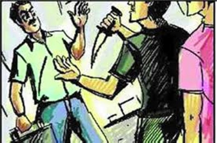 मोतीबाग गार्डन में युवती से मिलने पहुंचा युवक पर चाकू से हमला