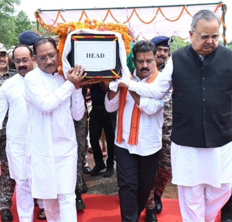 मुख्यमंत्री ने शहीद एएसपी आकाश राव गिरपुंजे को दी श्रद्धांजलि: पार्थिव शरीर को कंधा देकर दी अंतिम विदाई