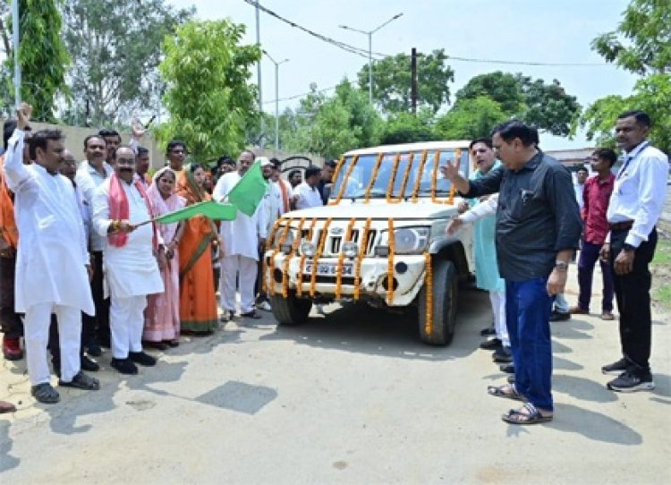 सुशासन की रोशनी वनांचल तक अचानकमार के 12 गांवों के सोलर पैनलों में लगाई जा रही नई बैटरियां