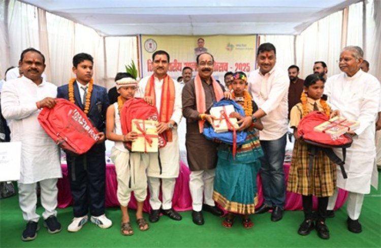 शाला प्रवेशोत्सव में शामिल हुए केन्द्रीय राज्य मंत्री तोखन साहू और उप मुख्यमंत्री अरुण साव