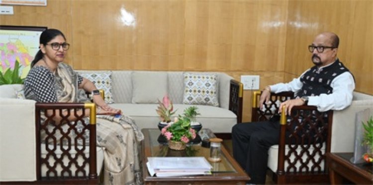 राज्यपाल डेका से खाद्य नागरिक आपूर्ति विभाग के सचिव सुश्री कंगाले ने सौजन्य भेंट की