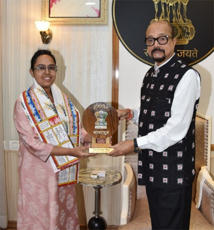 राज्यपाल डेका ने आईएएस सुश्री पूर्वा अग्रवाल का किया सम्मान
