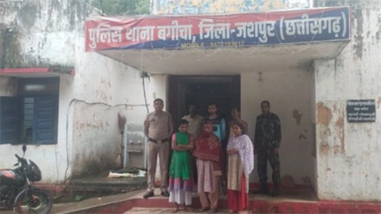 पुलिस के सामने ही युवक को पीटा, बीच-बचाव करने आए आरक्षक को कुत्ते से कटवाया