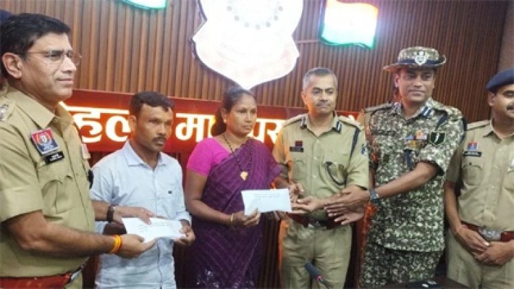 माओवादी दंपति ने किया आत्मसमर्पण