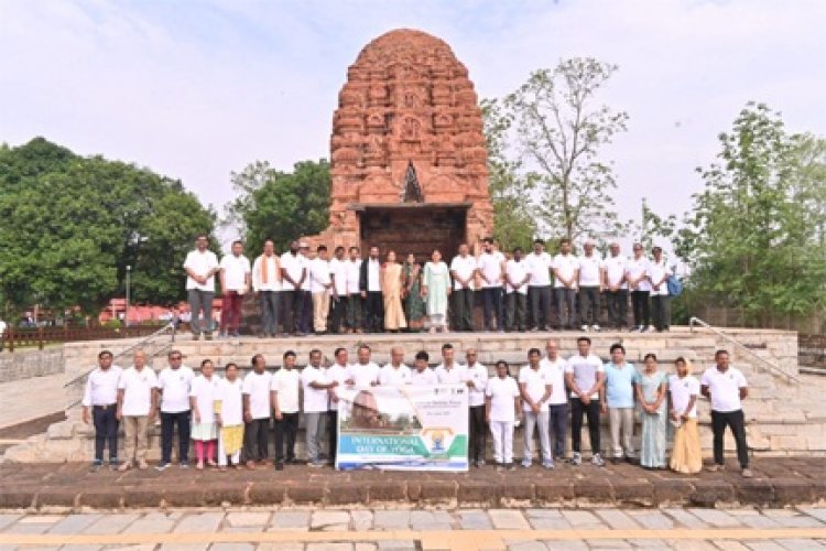 पुरातात्विक और ऐतिहासिक नगरी सिरपुर में जिला स्तरीय ग्यारहवां अंतरराष्ट्रीय योग दिवस कार्यक्रम हुआ आयोजित