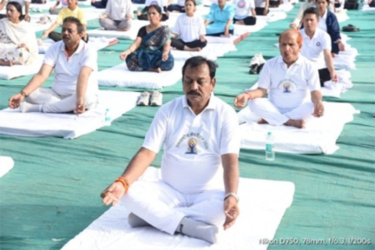 सांसद बघेल के मुख्य आतिथ्य में योगाभ्यास किया गया