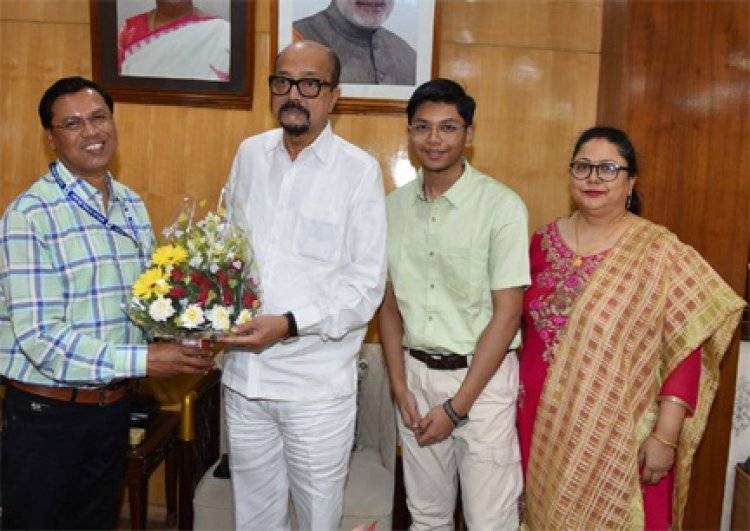 राज्यपाल डेका से भिलाई स्टील प्लांट के डीजीएम ने सौजन्य भेंट की