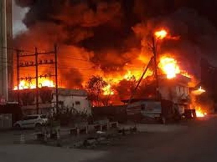 गद्दा फैक्ट्री में लगी भीषण आग, एक की मौत