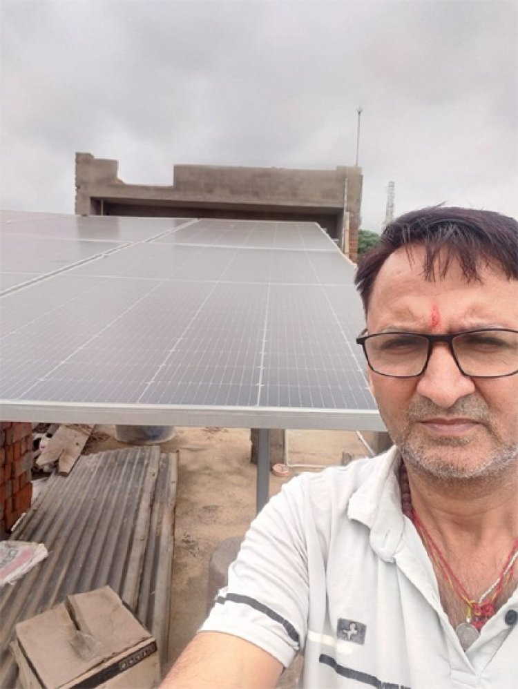 छत पर बनाए खुद के बिजलीघर से गणेश चंद शर्मा का घर हुआ रोशन