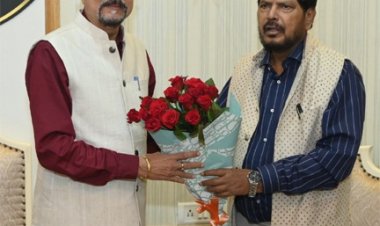 राज्यपाल डेका से केन्द्रीय सामाजिक न्याय और अधिकारिता राज्य मंत्री ने की सौजन्य भेंट