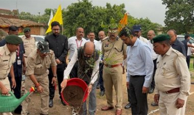 राज्यपाल डेका ने ‘एक पेड़ मां के नाम‘ अभियान के अंतर्गत नीम का पौधा रोपित किया