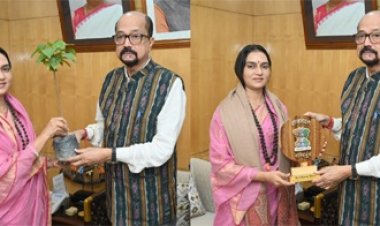 राज्यपाल डेका से वाटर वुमेन सुश्री पाठक ने की सौजन्य भेंट