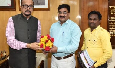 राज्यपाल डेका से गेंड़ी लोक नृत्य कलाकार ने की भेंट