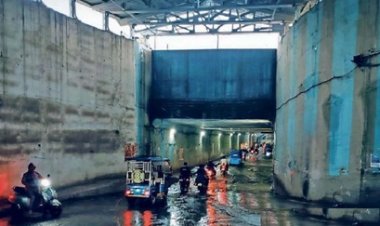 कंक्रीट जोड़ से गिर रहा गंदा पानी