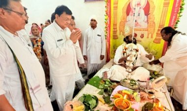 गुरु पूर्णिमा पर उद्योग मंत्री देवांगन में सद्गुरु कबीर आश्रम में की पूजा अर्चना कर लिया आशीर्वाद, प्रदेश वासियों के खुशहाली की कामना की