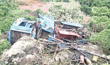 गहरी खाई में गिरा बोर खनन ट्रक, 5 की मौत, 4 गंभीर घायल