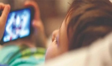 मोबाइल के लिए छात्रा ने की पुलिस से बहस