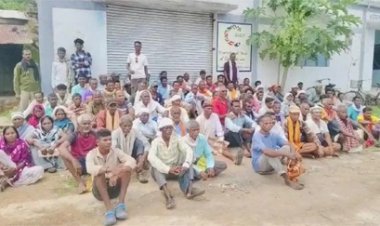 खाद की कमी से परेशान किसान, समिति में ताला लगाकर दे रहे हैं धरना…