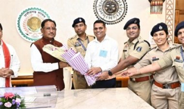 मुख्यमंत्री विष्णु देव साय से राज्य पुलिस सेवा अधिकारियों ने की सौजन्य भेंट