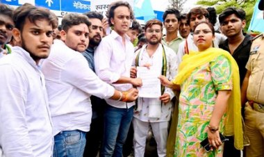 रायपुर मेडिकल कॉलेज में हॉस्टल निर्माण की माँग पर NSUI का स्वास्थ्य मंत्री निवास घेराव, छात्रों की पुलिस से तीखी झड़प