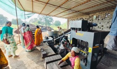 स्व सहायता समूह की दीदी आजीविका मूलक गतिविधियों से जुड़कर बनी आत्मनिर्भर