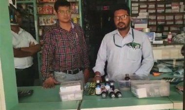 झोला छाप डॉक्टरों को दवा सप्लाई करने वाले मेडिकल स्टोर में औषधि विभाग की दबिश