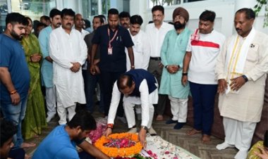 मुख्यमंत्री विष्णु देव साय ने स्वर्गीय निखिल कश्यप को दी श्रद्धांजलि, शोक संतप्त परिजनों से की मुलाकात