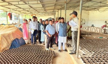 ग्रामोद्योग बोर्ड अध्यक्ष राकेश पाण्डेय ने किया ग्रामोद्योग इकाइयों का निरीक्षण