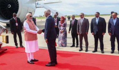 प्रधानमंत्री नरेन्द्र मोदी दो दिवसीय यात्रा पर मालदीव पहुँचे