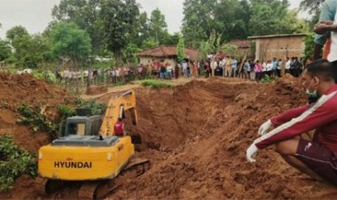 कुआं धंसने से मलबे में दबे तीन लोग