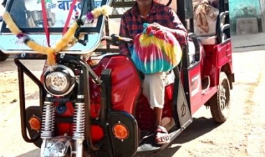 गंगा बाई ने ई-रिक्शा खरीदकर बदली परिवार की तस्वीर